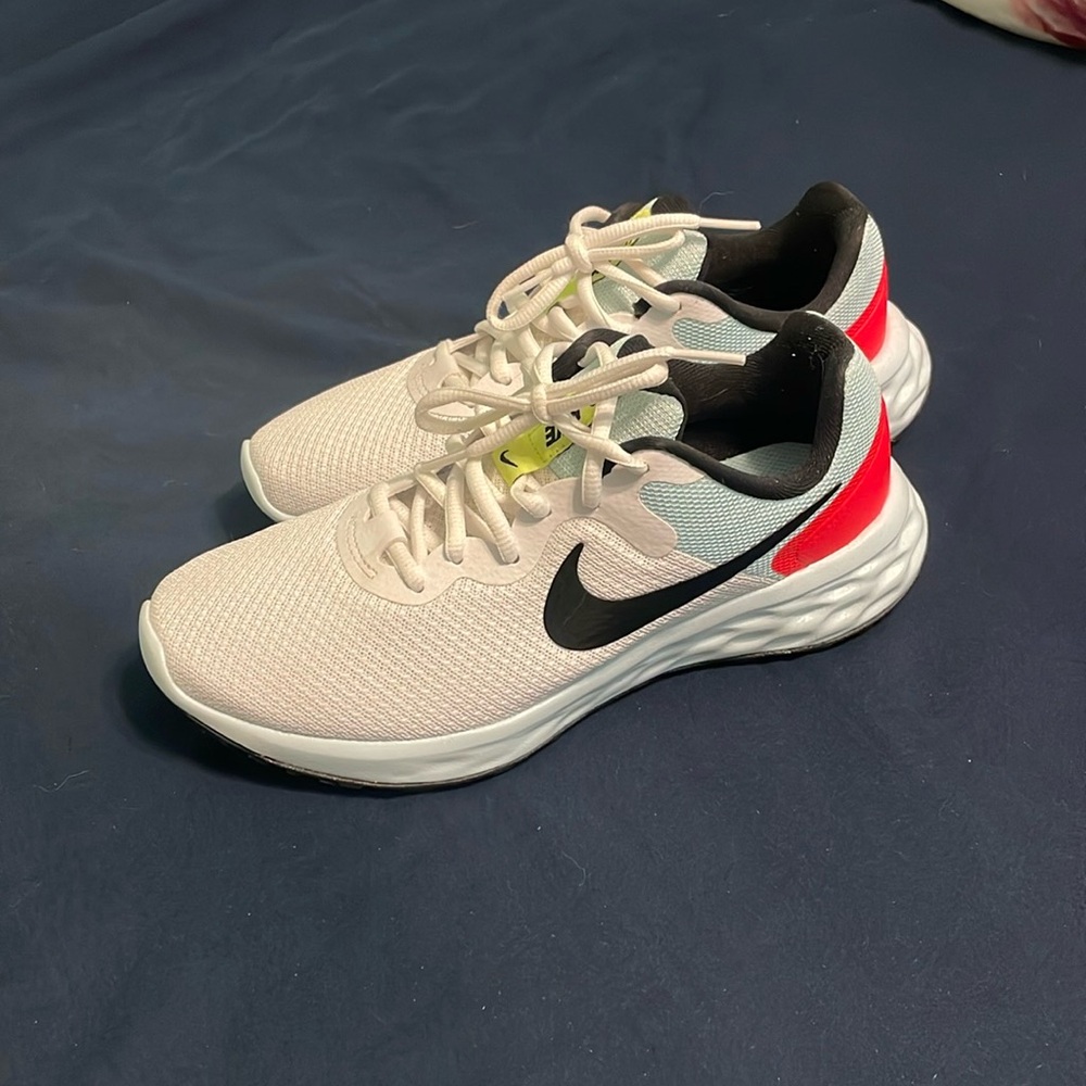 Women’s Nike running shoes, like new. Size 7M